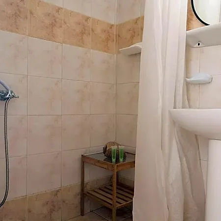 Hotel Armadoros / Backpackers 2*