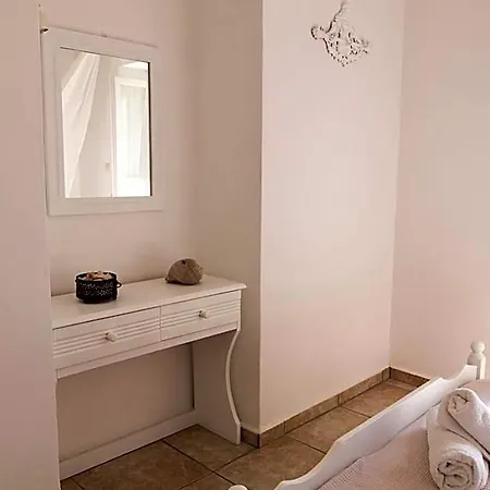 Armadoros / Backpackers Hotel Chora d'Ios