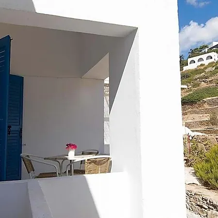 Armadoros / Backpackers Hotel Chora d'Ios